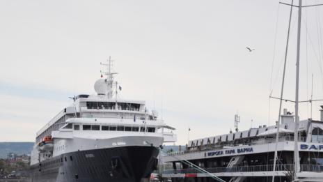 Едва 11 пасажерски кораба акостират тази година на морската гара