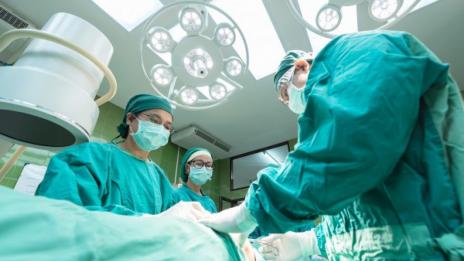 Оперирали жена от рак на гърдата, без да е болна