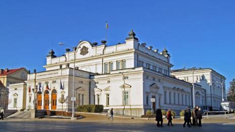Кабинетът оцеля след вота на недоверие