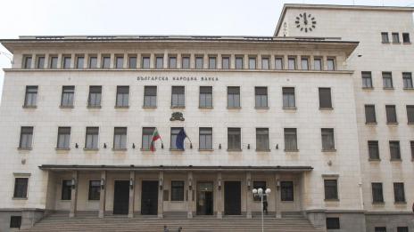 В пандемията: Някой кътат, други харчат