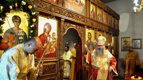 Осветиха нов иконостас на Димитровден в едноименния храм