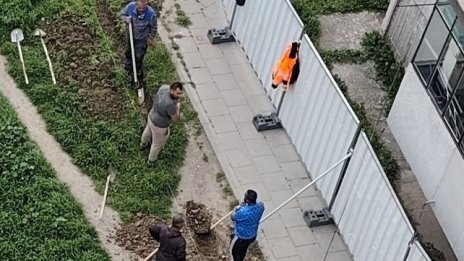 Преместват загражденията на ул. &bdquo;Роза&ldquo; след сигнали на граждани