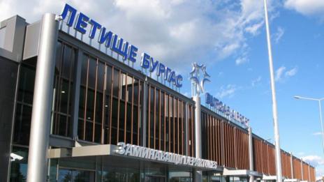 Бомбаджията пасажер все още е в самолета в Бургас