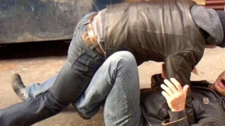 Екшън в Павликени: Хулигани бият съсед и полицаи  