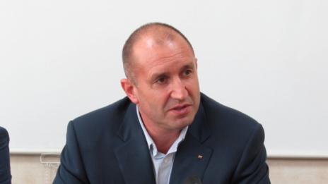 Заради чумата: Радев иска диалог кабинет-животновъди  