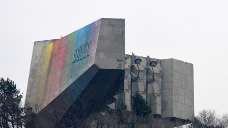 Оцветиха Паметника на българо-съветската дружба във Варна