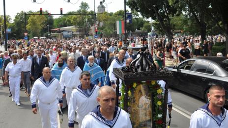 Поведени от иконата на Богородица, стотици почетоха деня на Варна