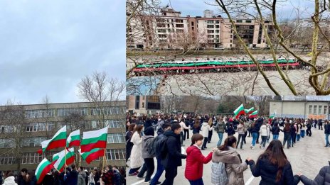 Варненски ученици подгряха за 3 март с огромен трибагреник