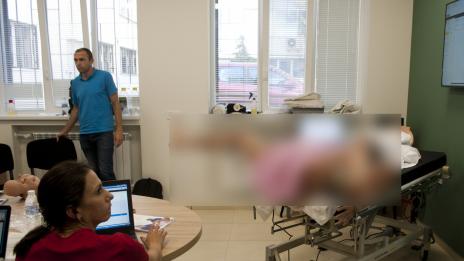 Симулатор за естествено раждане учи млади акушер-гинеколози във Варна