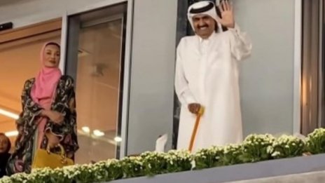 Катарско целомъдрие, а? Шейх маха на бразилка от трибуните на световното