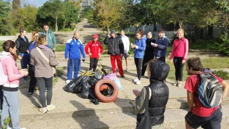 Спортисти почистиха района около Паметника