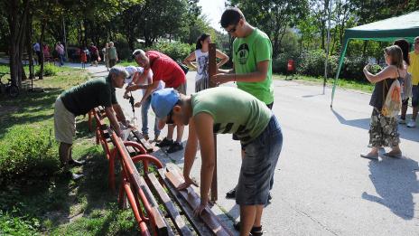 Доброволци поправиха пейките в парка в „Младост“