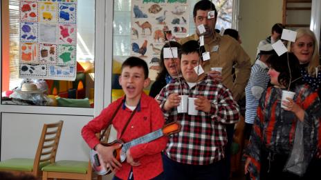 Специални деца посрещнаха пролетта с конкурс за танци и песни
