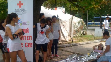 Доброволци демонстрират умения по спасяване 