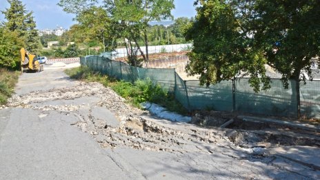 Жители на "Аспарухово": Свлачището се разраства, а строежът не спира