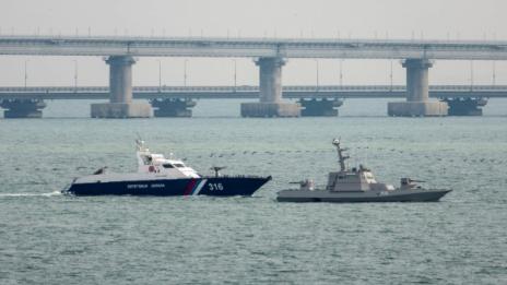 Русия върна на Украйна трите катера от Керченския проток  