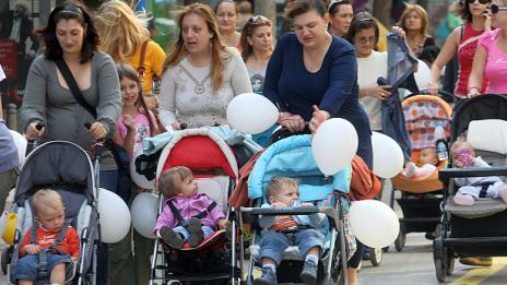 Социалното министерство ще насърчава с добавка към заплатата работещите майки да съкратят майчинството си