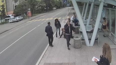 Перата и приятели при блока на шизофреника Живко: Да го пребием!