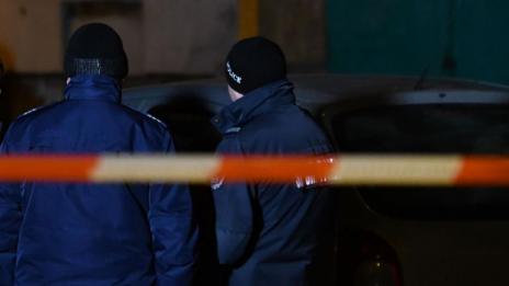 Английска примка: Мъж завърза въже на шията на бившата си и я преби