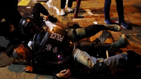 Гумени куршуми и сълзотворен газ срещу протестиращи в Хонгконг