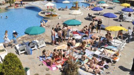 Кметът на Несебър даден на прокурор, сергии скриха морето