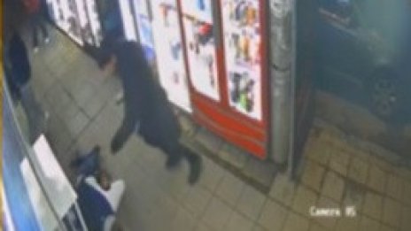 Мъж е в кома след тежък побой пред магазин