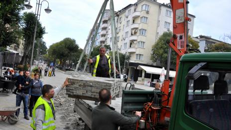 Подменят подземните комуникации по ларгото