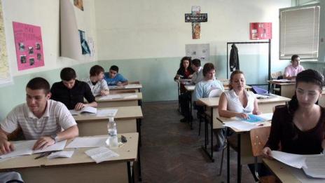 И 7 клас пише по Вариант 1 на изпита по математика  
