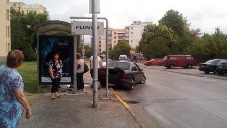 Кола се вряза в спирка в Пловдив 