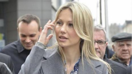 Красива блондинка напира за президент на Полша