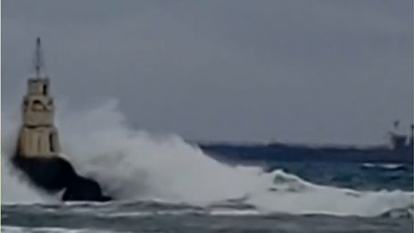 Евакуацията невъзможна! Лошото време държи в капан екипажа на танкера, заседнал край Ахтопол