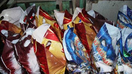 Раздават 600 коледни пакета на социално слаби граждани
