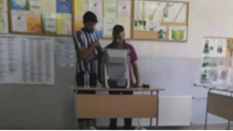 Председател на СИК помагал на избиратели да гласуват?