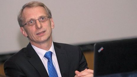 Министър Денков във Варна: Децата трябва да мислят, а не да зубрят