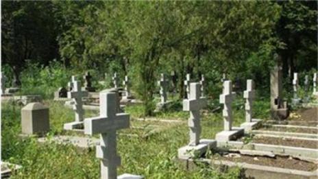 Непълнолетен потроши 3 надгробни плочи във варненско село