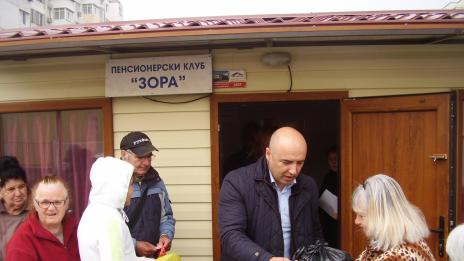 Кметът на район Вл.Варненчик зарадва социално слаби хора (СНИМКИ)