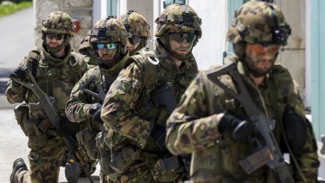 Швейцарците се чудят дали да пращат жени в казармата