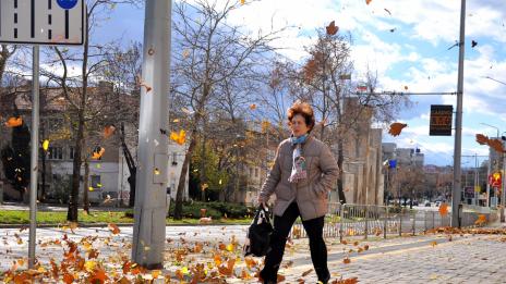 Паднали ламарини от покриви разтревожиха варненци(Обновена)