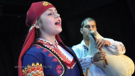 Младежи се представят във фолклорен конкурс