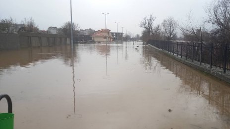 Тежки наводнения в Кърджали, паднал е и мост 