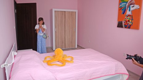 12-годишната Ани от днес е в новия си дом (СНИМКИ)