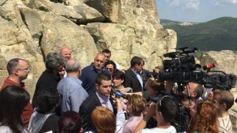 Бойко прати Вежди на постановката „Език мой, враг мой”