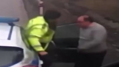 УВО за катаджията, шамаросал тираджията. Искал и да трие кадрите, но…