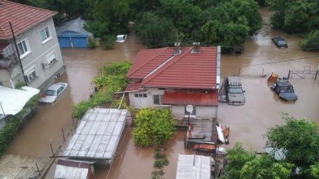 След потопа 16 сгради в Добрич са срутени, още 27 ще се събарят