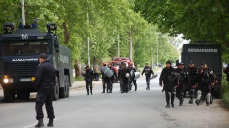 След Раднево: Ранени полицаи, агитки, задържани...