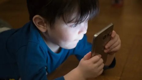 ЕП иска забрана на социалките за деца под 16 години