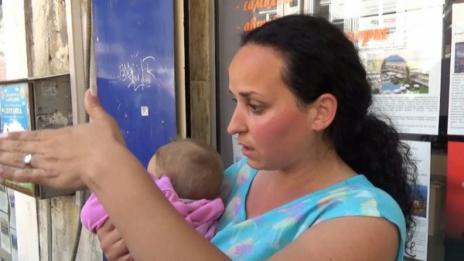 Тухла падна върху бебе в количка