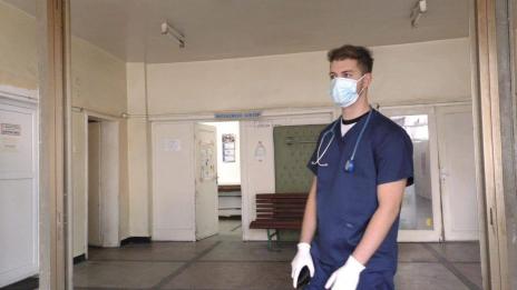 Студент по медицина от МУ-Варна отиде доброволец в болницата в Омуртаг