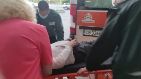 Дядо се претрепа с електричка 