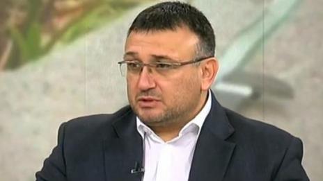 Във Варна 19-годишен протестиращ хвърлил пиратка и пръскал със сълзотворен спрей полицията